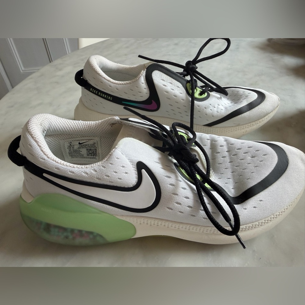 Nike Women's Joyride Dual Run White and Black Sneakers with Green Accents Size 8